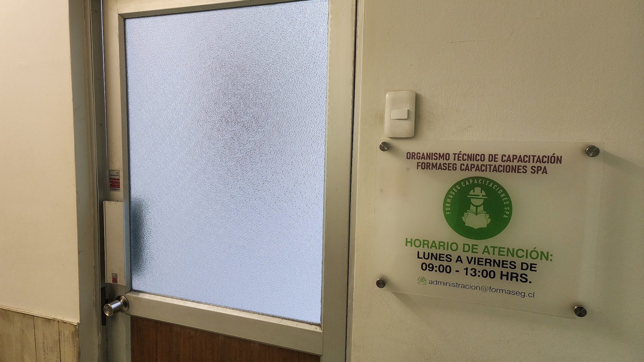 Oficina y señalética de FORMASEG Capacitaciones SPA